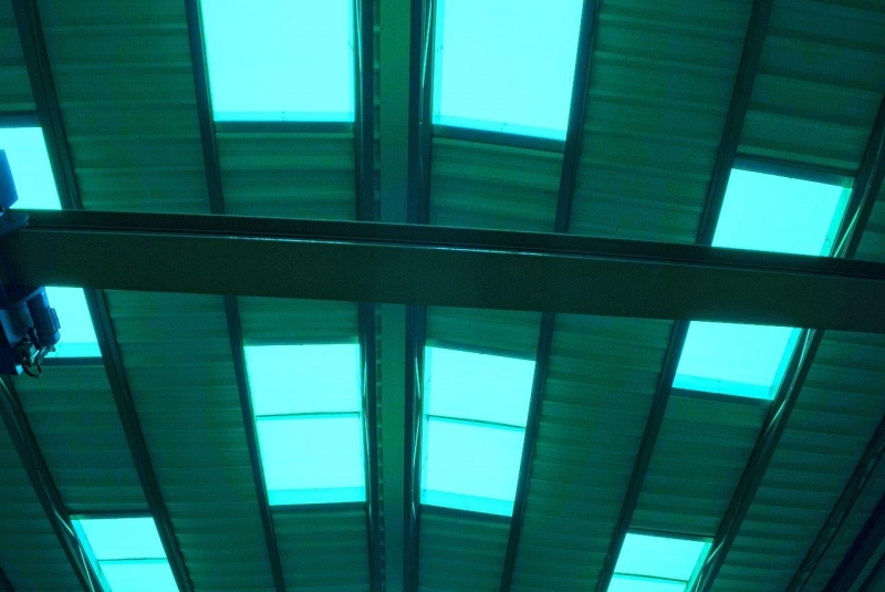 4  widok od spodu dachu folia ochronna zabarwila swiatlo przechodzace przez poliweglan na kolor zielony  jpg