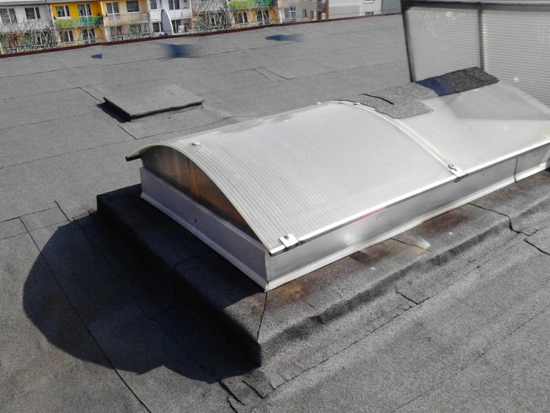 1  swietliki dachowe na spoldzielnimieszkaniowej spekany poliweglan zostaldoraznie zalepiony papa termozgrzewalna jpg