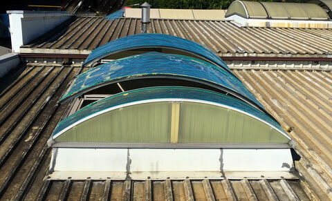 1. Świetliki dachowe zasłonięte folią jako zabezpieczenie przed przeciekami
