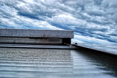 14. Brak wystarczającego pochylenia świetlika dachowego sprawia że woda opadowa nie ma możliwości swobodnego spływy na połać dachu. 