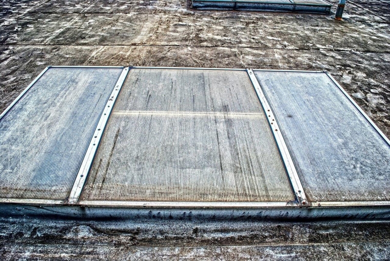 17  okno dachowe plaskie - doskonale widoczne bezladne mocowania wkretow   jpg