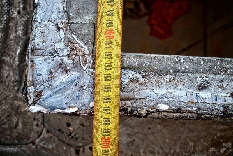 19  rozpietosc swietlika dachowego 197 5cm widac slady wielokrotnych prob uszczelniania  jpg