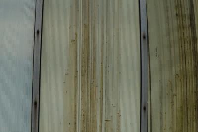 3  detal swietlika dachowego - kopulka z poliweglanu w ktorej zamontowano czesc plyt poliweglanowych odwrotnie jpg