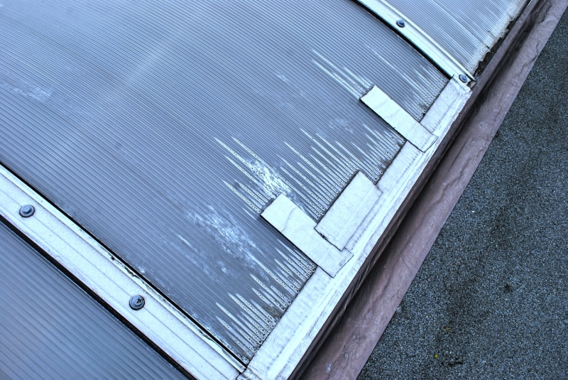 3 zblizenie na swietlik dachowy - miejsce nieskutecznej naprawy - forum swietliki dachowe  jpg