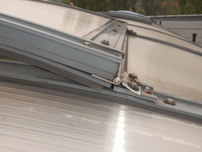 6  swietliki dachowe z wyrwanymi klapami przewietrzonymidoraznie zabezpieczone  jpg