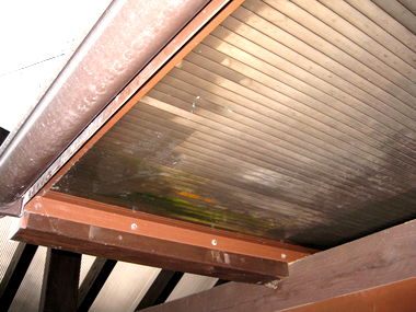 3b Świetliki dachowe posiadają niedrożne kanału odwadniające poliweglan