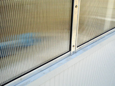 5d. Spód okien poliwęglanowych Eskade w razie potrzeby można zaopatrzyć w okapniki lub parapety