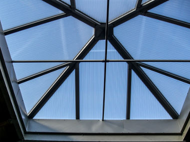 świetliki dachowe z poliwęglanu w kształcie piramidy- całość świetlika wykonana została z elementów Eskade-System